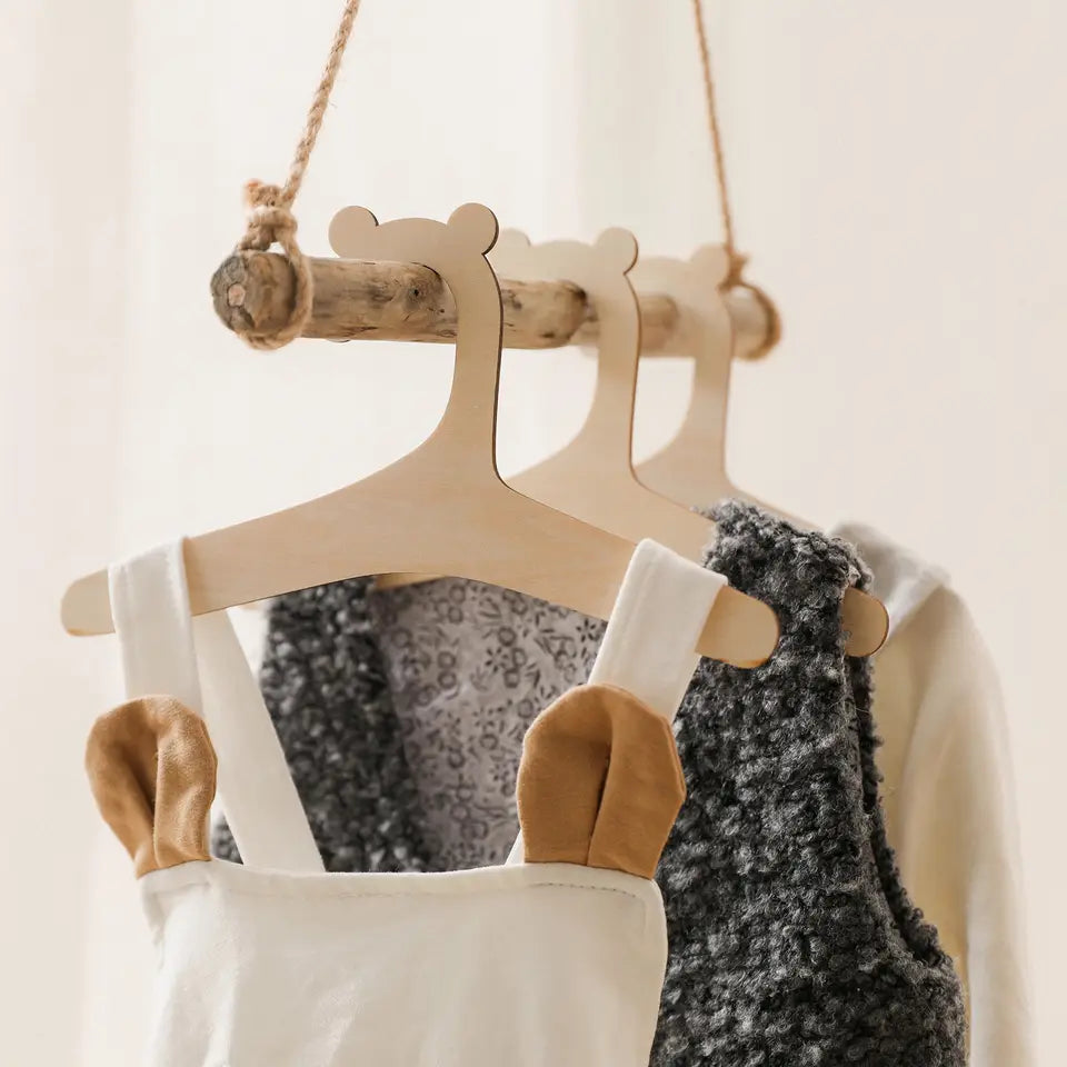 Wood Baby Clothes Hanger - علاقة ملابس الاطفال - بيبي شوب الإمارات