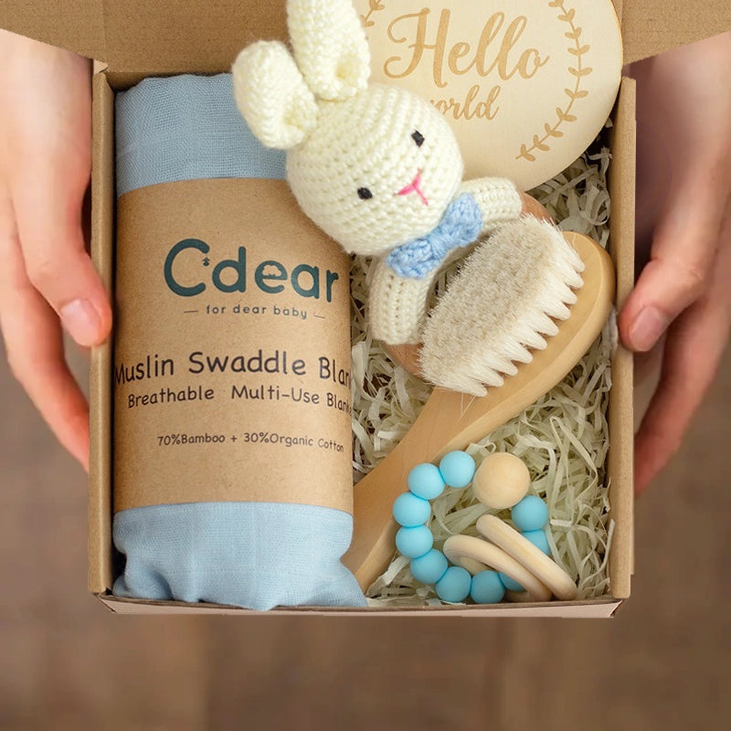 Dubai Online baby shop uae - newborn gift set - swaddle blanket teether rattle milestone wood plaque organic wood hair comb for babies blue color متجر دبي أونلاين للأطفال في الإمارات العربية المتحدة - مجموعة هدايا لحديثي الولادة - قماط بطانية عضاضة خشخيشة لوحة خشبية مشط شعر من الخشب العضوي للأطفال الرضع لون أزرق