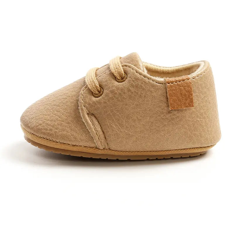 baby kids soft Beige leather shoes baby kids soft leather shoes أحذية جلدية حقيقية للأولاد الصغار