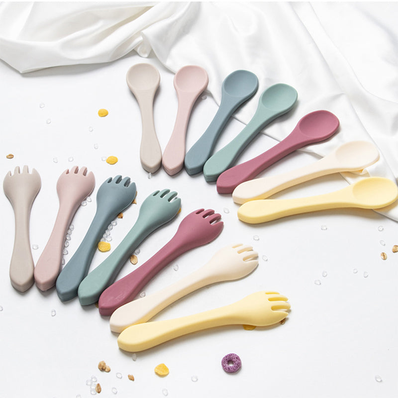 BPA-free silicone feeding bowl with spoon and fork set for babies kitchen essentials وعاء تغذية من السيليكون خالٍ من مادة BPA مع مجموعة ملعقة وشوكة لمستلزمات مطبخ الأطفال