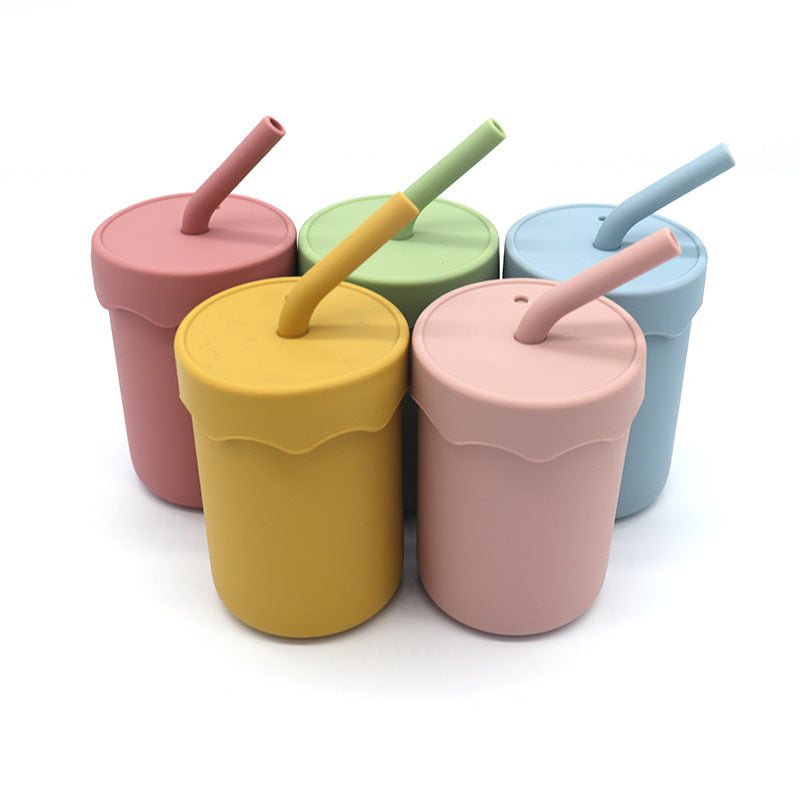 Waterproof silicone bib, cup with a straw, bowl, fork and spoon set for babies kitchen essentials طقم مريلة سيليكون مقاومة للماء وكوب مع شفاطة ووعاء وشوكة وملعقة لمستلزمات مطبخ الأطفال